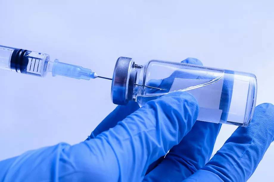 RAVINEI cherche à développer un vaccin inhalable et combiné contre le SRAS-CoV-2 et la grippe, en plus de deux autres vaccins, qui seraient appliqués par voie intramusculaire, contre la fièvre jaune et le chikungunya (Getty)