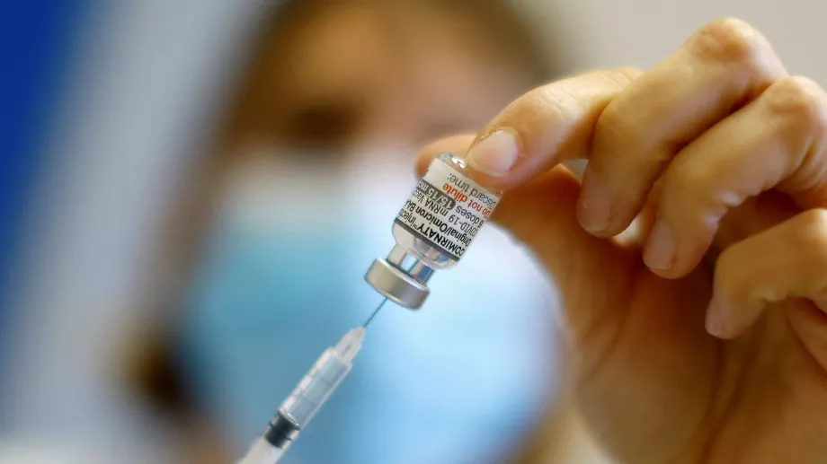 Depuis le 18 septembre dernier, les autorités analysent les vaccins pharmaceutiques contre le COVID-19 pour permettre leur vente au public (REUTERS/Eric Gaillard)