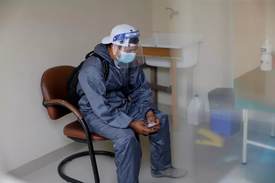 Une personne reçoit un test positif au coronavirus dans un espace aménagé pour les patients atteints du COVID-19 à Lima. (Photo : EFE/Luis Ángel Gonzáles)