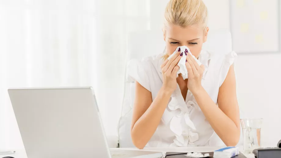 Rhumes, rhumes, angines, douleurs musculaires et articulaires sont quelques-unes des conséquences d'un changement soudain de température (Getty)