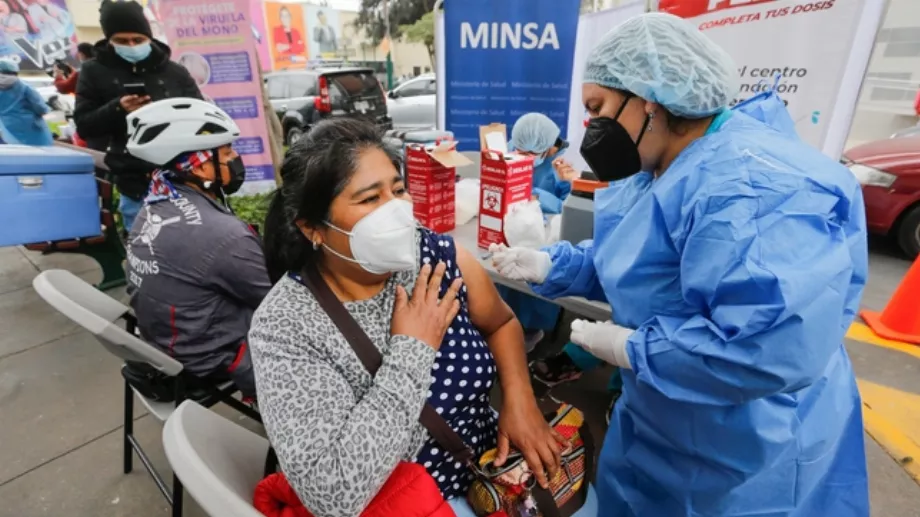 Concernant la troisième dose de vaccination, le Pérou présente une avance de 62,1%, ce qui confirme la troisième place dans la couverture vaccinale réalisée, a indiqué le Minsa.