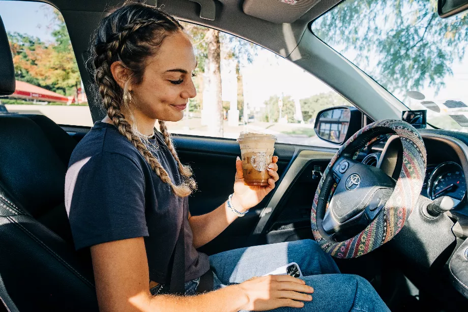 Faith Enokian, étudiante à l'Université de South Alabama, avec son verre après avoir traversé le service au volant d'un Starbucks à Mobile, Alabama, le 24 octobre 2023. (Natalie Zepp/The New York Times)