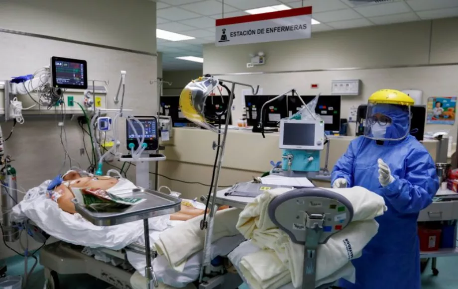 PHOTO DE FICHIER. Un agent de santé s'occupe d'un patient dans l'unité de soins intensifs (USI) de l'hôpital d'urgence Villa El Salvador, lors de l'épidémie de coronavirus (COVID-19), à Lima, au Pérou. 22 décembre 2020. REUTERS/Angela Ponce. ATTENTION ÉDITEURS - NON DISPONIBLE POUR LA REVENTE OU L'ARCHIVAGE