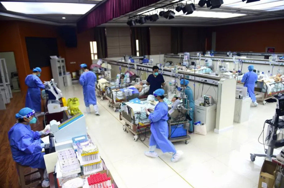 Photo d'archives : agents de santé s'occupant de patients atteints du COVID dans un hôpital de Cangzhou, dans la province chinoise du Hebei, le 11 janvier 2023 (China Daily via REUTERS)