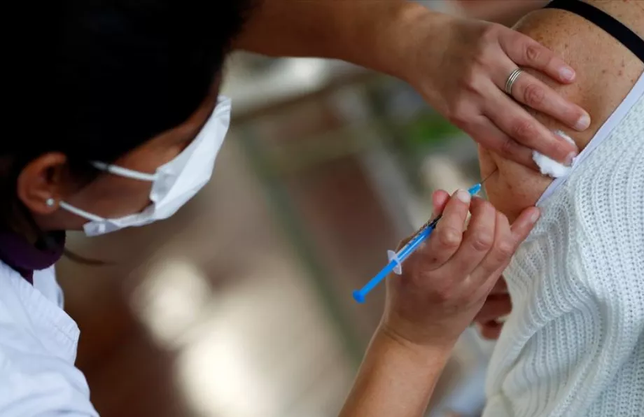 PHOTO DE DOSSIER : Le vaccin Spoutnik est administré gratuitement dans les centres de santé publics. REUTERS/Agustin Marcaire/dossier