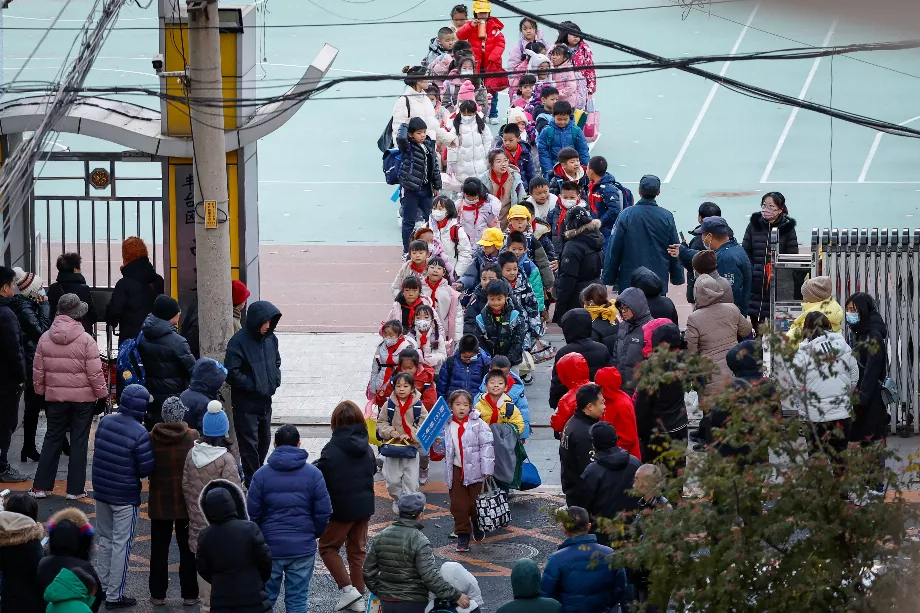 Des élèves quittent une école à Pékin en raison de l'alerte de l'Organisation mondiale de la santé (OMS). (EFE/EPA/MARK R. CRISTINO)