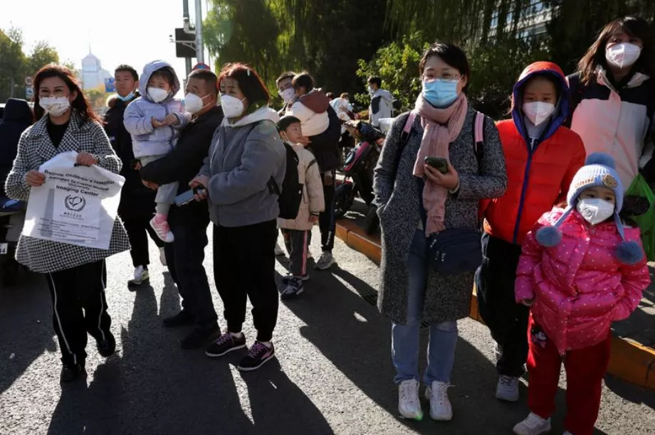 Un groupe de personnes attendent d'être emmenées dans un hôpital pour enfants à Pékin, en Chine, le 24 novembre 2023 (REUTERS/Florence Lo)