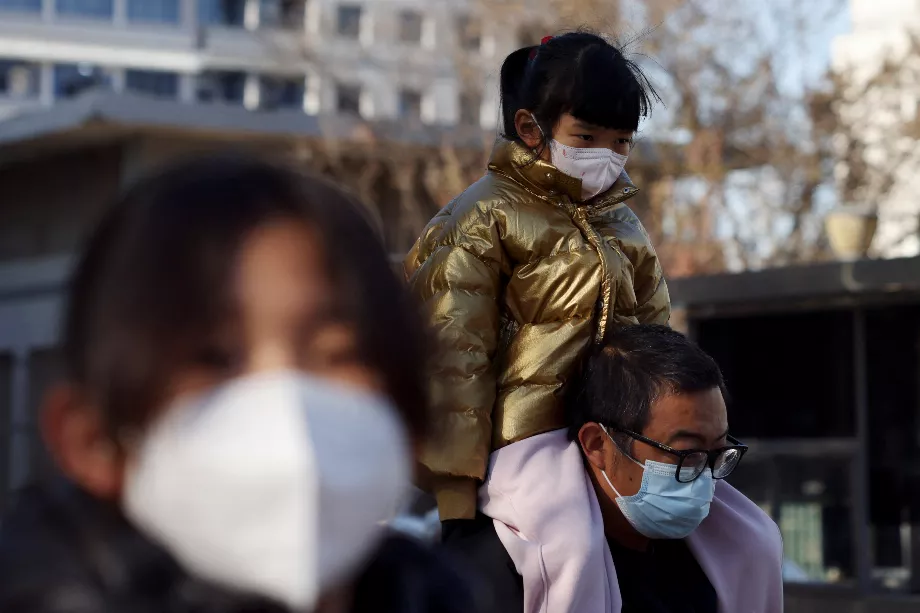 Un homme porte un enfant sur ses épaules devant un hôpital pour enfants à Pékin, en Chine, le 24 novembre 2023 (REUTERS/Florence Lo)