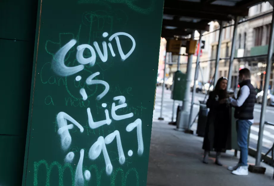 Les graffitis reflètent les expériences de la pandémie, devenant un moyen d’expression sociale et un hommage au personnel essentiel. (Reuters/Caitlin Ochs)