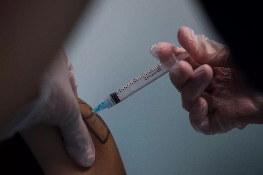 Dans certains centres de santé, le vaccin contre le Covid-19 et la grippe est également appliqué. Photographie d'archives. EFE/Alberto Valdés