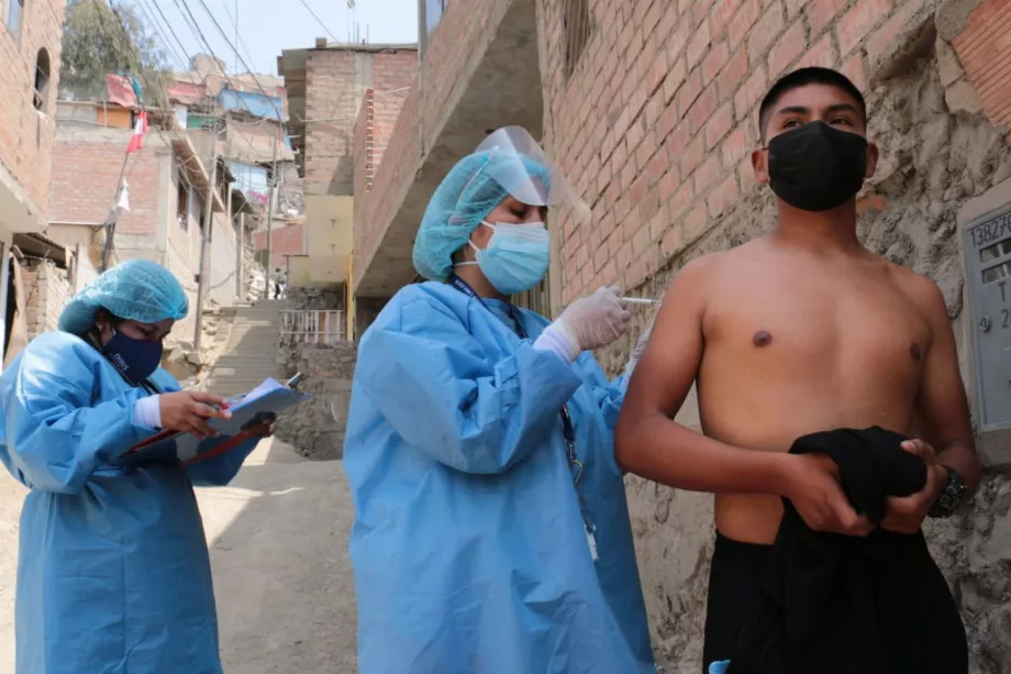 Dans plusieurs districts de Lima et provinces, le personnel de santé poursuit son travail de vaccination. (Andin)
