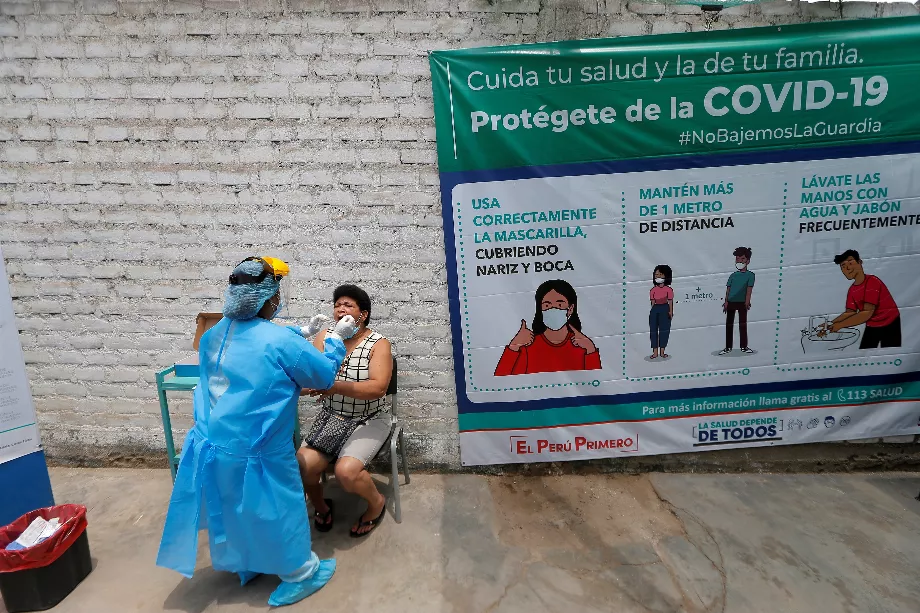 Une personne passe un test de dépistage du coronavirus à Lima (Pérou). EFE/Luis Ángel Gonzáles/Archive