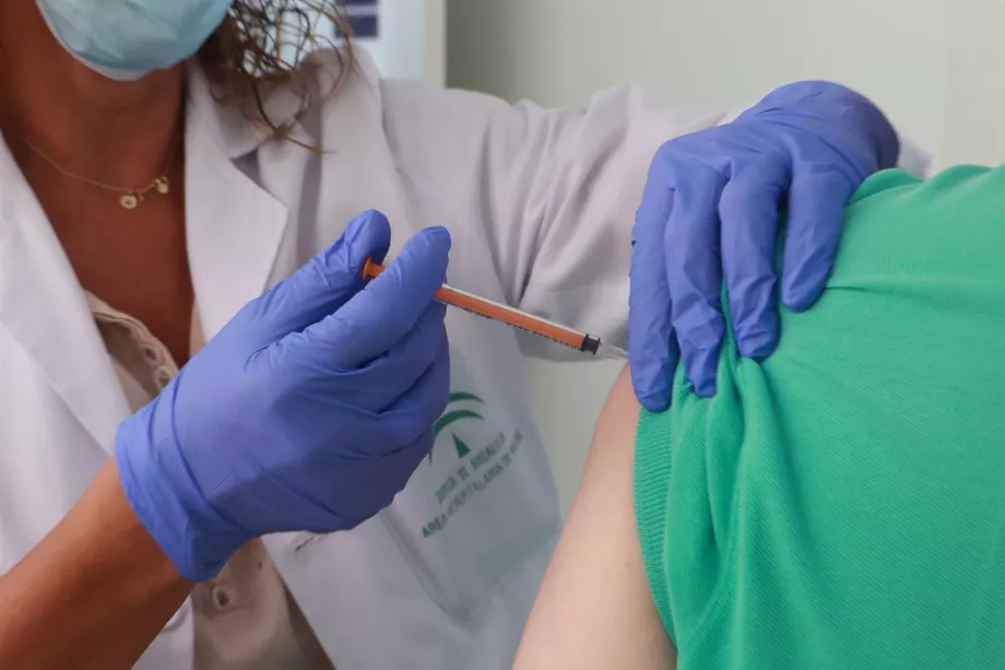 Un homme est vacciné contre la grippe et le covid dans un centre de santé de Séville (Andalousie, Espagne)