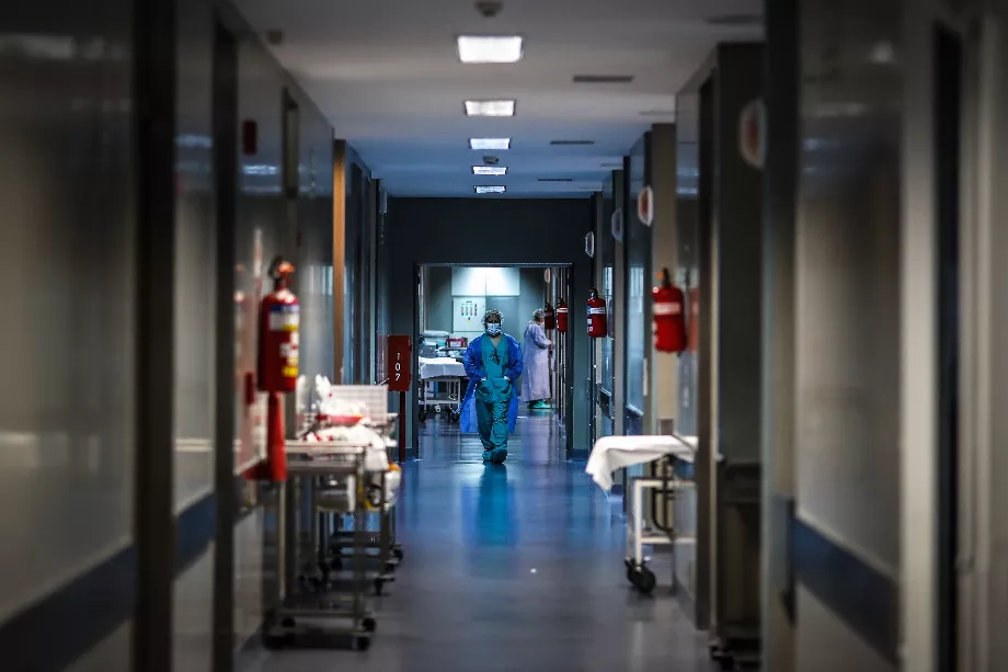 Une infirmière marche dans le couloir d’un hôpital. EFE/Juan Ignacio Roncoroni