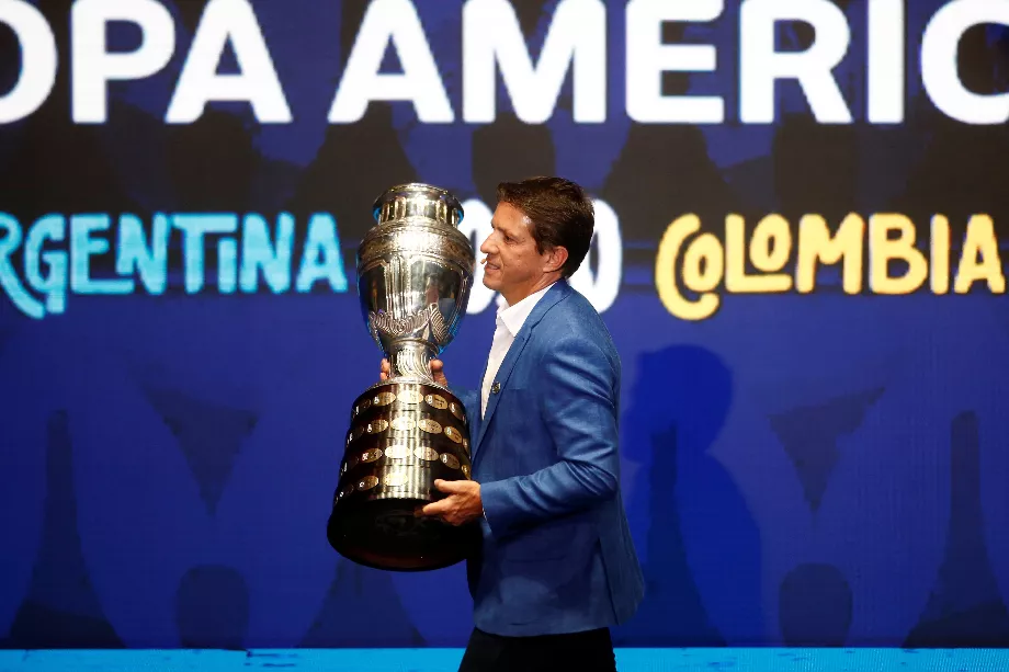 L'ancien footballeur brésilien Juninho Paulista avec le trophée de la Copa América le 3 décembre 2019 lors du tirage au sort de la Copa América 2020 à Cartagena - crédit Luis Eduardo Noriega/EFE