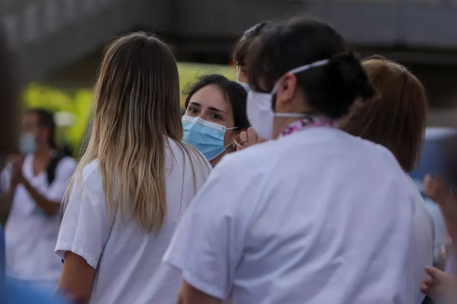 25/05/2020 Le personnel de santé de l'hôpital clinique San Carlos de la Communauté de Madrid applaudit lors de la première manifestation de désescalade avec des concentrations dans les hôpitaux et les centres de santé. PRESSE EUROPA