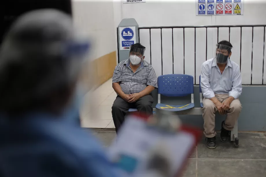 Deux hommes attendent de passer un test Covid-19 dans l'un des Centres Covid d'élimination et de détection du coronavirus installés par le ministère péruvien de la Santé à Lima (Pérou). EFE/Luis Angel Gonzales/Archives