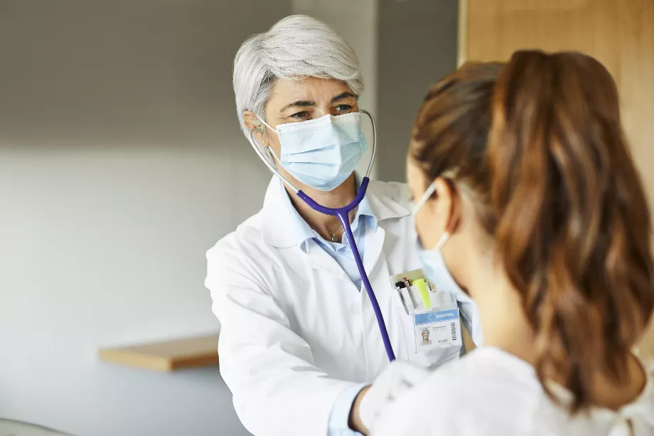 Les hôpitaux américains rétablissent le port obligatoire du masque en raison de l’augmentation des maladies respiratoires. (Getty Images)