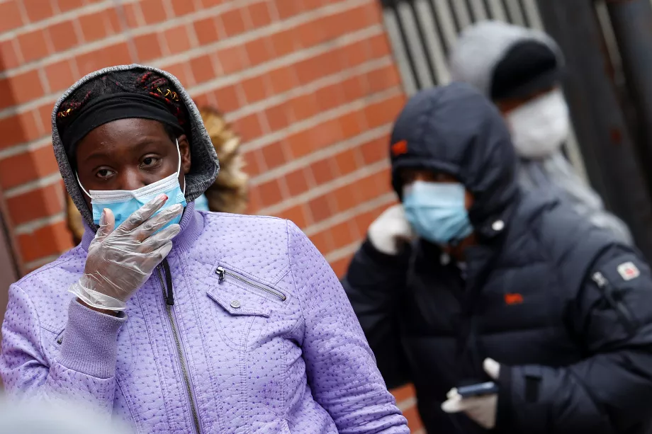 Le port du masque devient à nouveau obligatoire dans les hôpitaux de New York, Los Angeles et Massachusetts. (Reuters/Mike Segar)