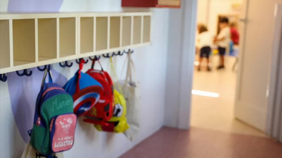 Plusieurs sacs à dos sur un cintre dans une classe de 0 à 3 ans à l'école. (Marta Fernández / Europa Press)