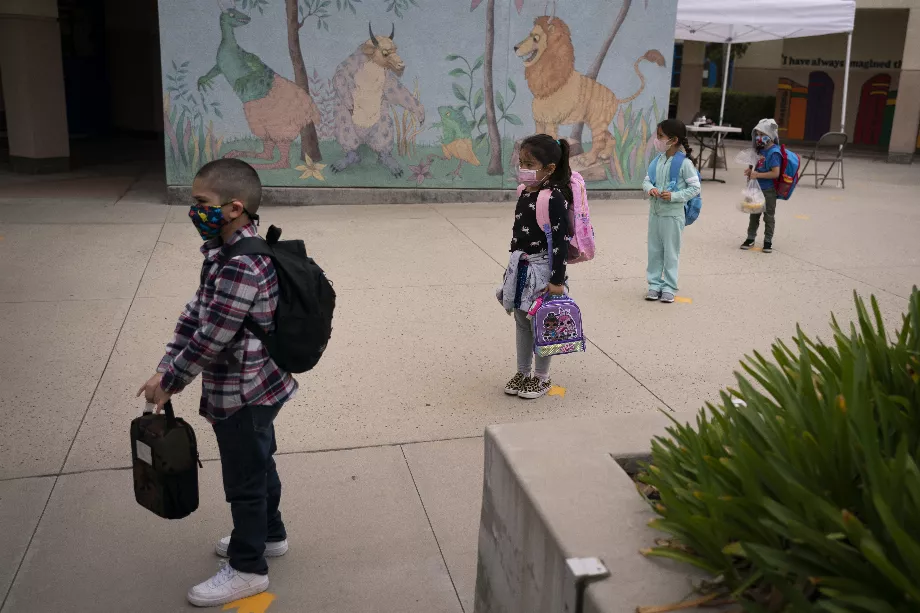 Certaines écoles de Pachuca, Hidalgo, ont mis en place l'utilisation de masques faciaux. (Photo AP/Jae C. Hong)