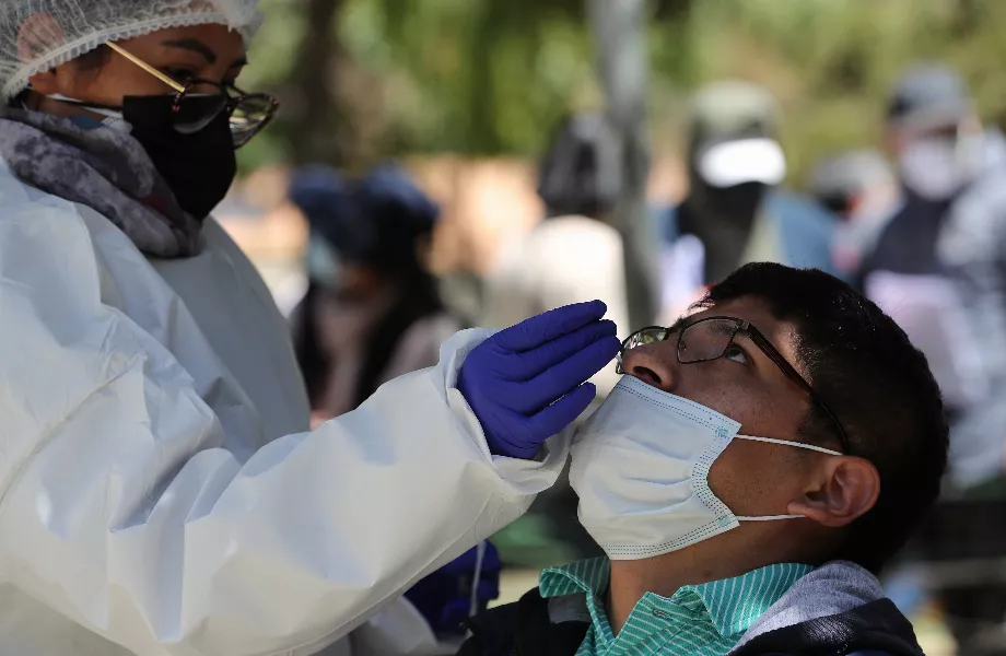Les responsables de la santé effectuent le test PCR sur les citoyens de La Paz (Bolivie). Photo d'archive.EFE/ Martín Alipaz