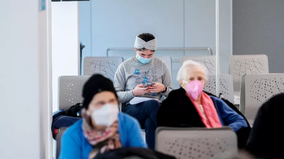 Un groupe de personnes dans la salle d'attente de l'hôpital Gregorio Marañón de Madrid, janvier 2024 (Alberto Ortega / Europa Press)