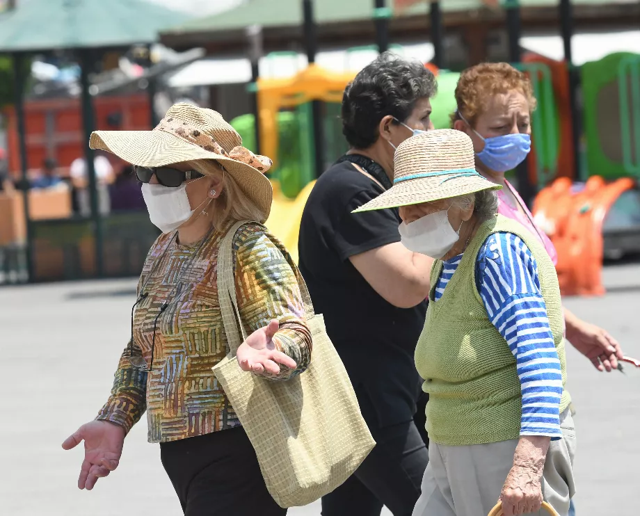Des personnes âgées marchent protégées par des masques à Mexico (Mexique). Image d'archive. EFE/ Jorge Nuñez