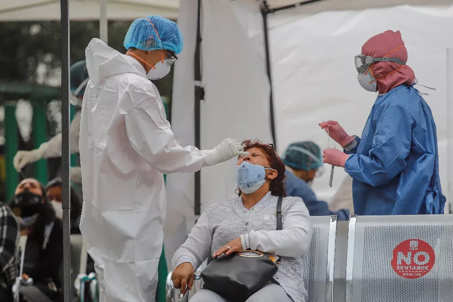 Une personne subit un test pour détecter le covid-19 à l'hôpital général Dr Carlos Mac Gregor de Mexico (Mexique). Photographie d'archives. EFE/Isaac Esquivel