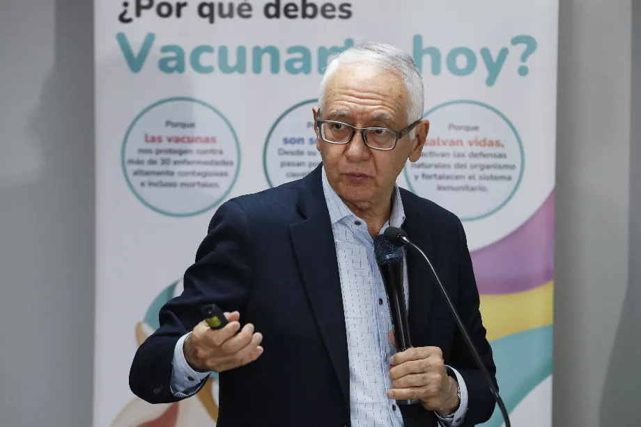 Le ministre colombien de la Santé, Guillermo Alfonso Jaramillo, s'exprime lors d'une conférence de presse à Bogotá (Colombie). EFE/Carlos Ortega