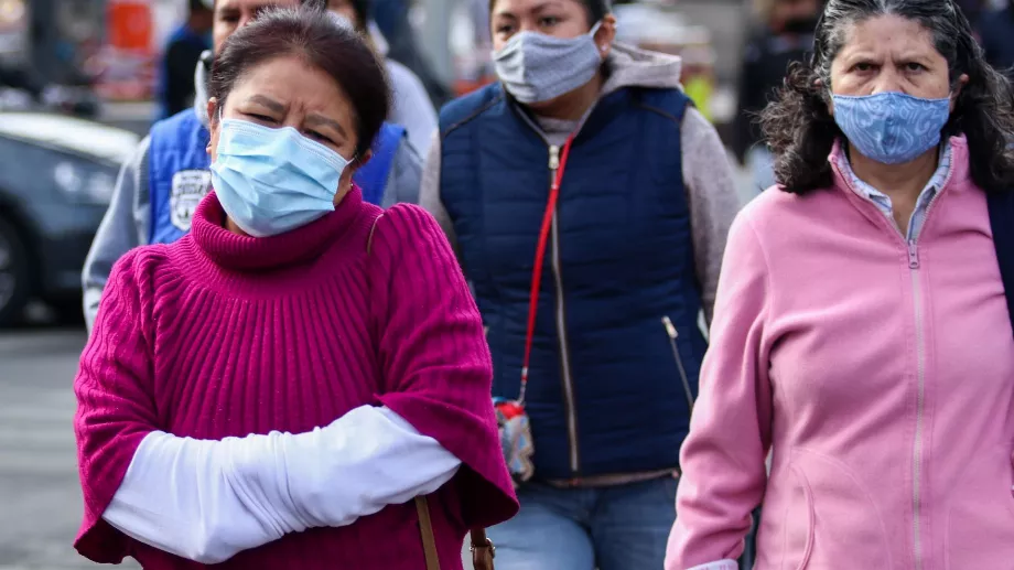 Face à l'augmentation des maladies respiratoires, l'UNAM demande à sa communauté d'utiliser des masques. (Pièce sombre).