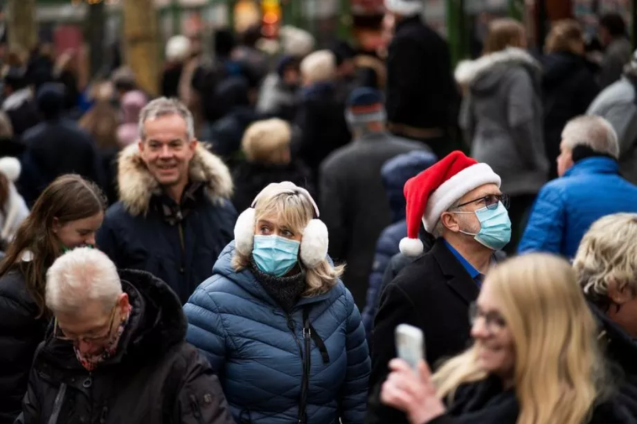 Certaines personnes portaient des masques pour se protéger contre la pandémie de maladie à coronavirus (COVID-19) à New York, lors des dernières festivités de Noël (REUTERS/Eduardo Muñoz)