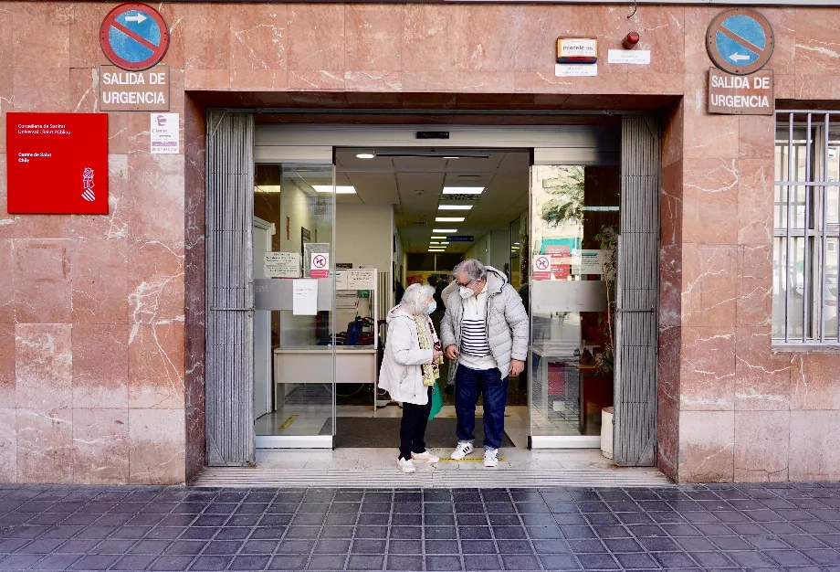 Un couple de retraités quittant un centre de santé (EDUARDO MANZANA/ EUROPA PRESS)