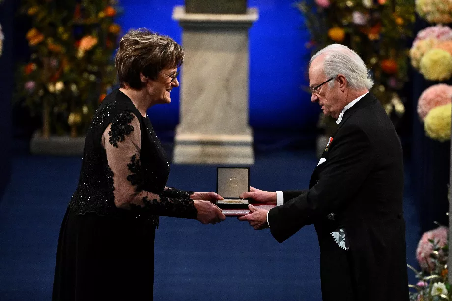 Katalin Karikó reçoit le prix Nobel de physiologie ou médecine 2023 des mains du roi Carl Gustaf de Suède lors de la cérémonie de remise du prix Nobel à la salle de concert de Stockholm, en Suède, le 10 décembre 2023 (Claudio Bresciani/TT News Agency /via REUTERS)