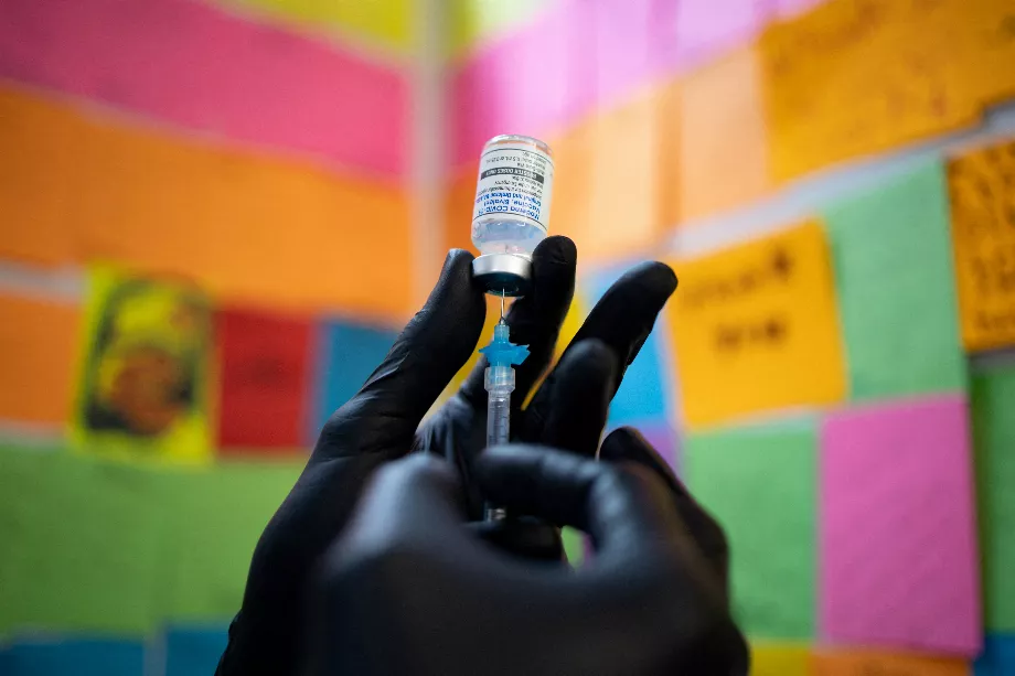Un vaccin Moderna contre le COVID-19 (REUTERS/Hannah Beier)