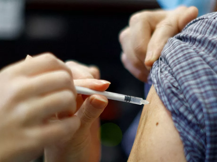 Un travailleur médical administre une dose du vaccin Pfizer-Bivalent « Cominarty » contre la maladie du coronavirus (COVID-19) à un patient dans un centre de vaccination de Nice, le 7 décembre 2022. REUTERS/Eric Gaillard/fichier