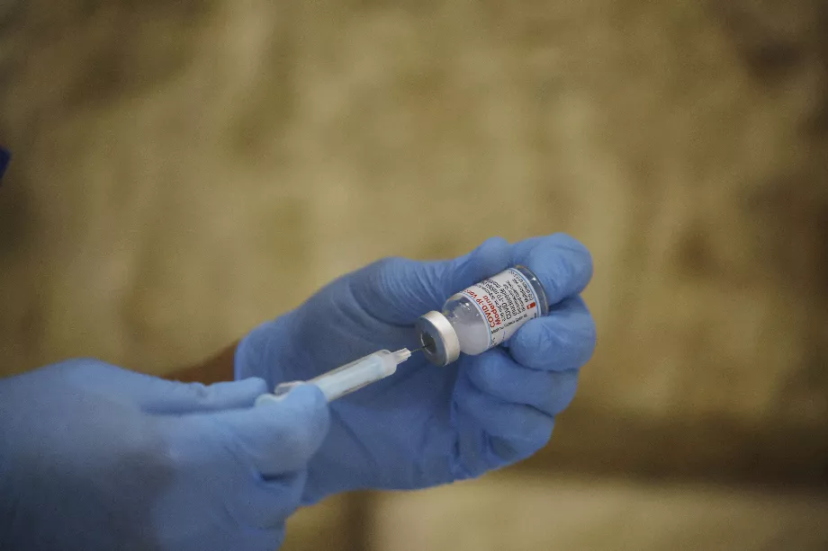 Une infirmière prépare une seringue pour vacciner un patient contre le covid-19. EFE/Salle