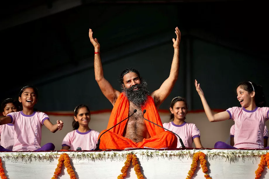 Le gourou du yoga Baba Ramdev fait une démonstration de yoga à Ahmedabad (REUTERS/Amit Dave/file)