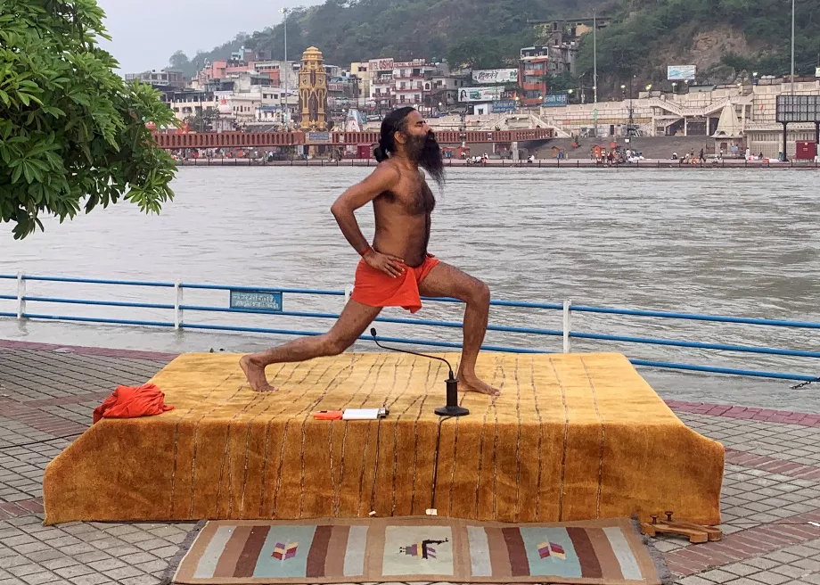 Baba Ramdev pratique le yoga sur les rives du Gange à l'occasion de la Journée internationale du yoga (REUTERS/Sunil Kataria/file)