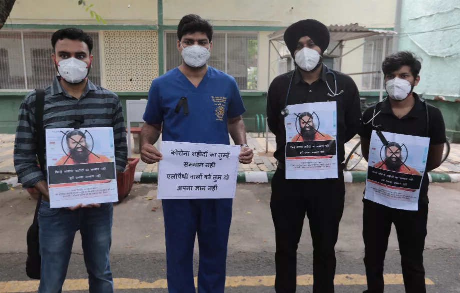 La protestation des médecins indiens contre Baba Ramdev pendant la pandémie de COVID (EFE/EPA/RAJAT GUPTA)