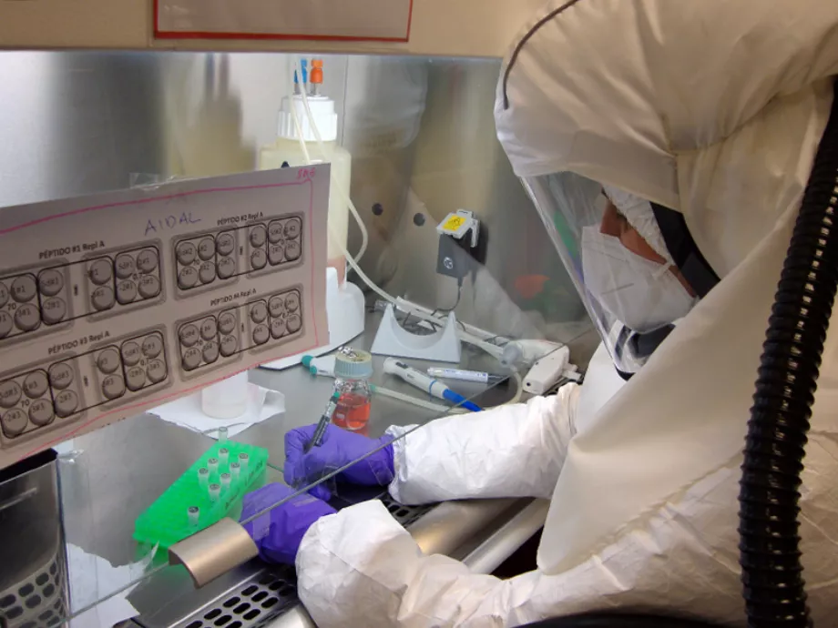 Un chercheur travaille au laboratoire de confinement biologique du CBM-CSIC-UAM. (CSIC)