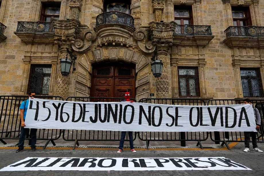 Un groupe de personnes manifestent aujourd'hui, un an après la mort du jeune homme, Giovanni López, aux mains de la police municipale dans la ville de Guadalajara, état de Jalisco (Mexique). EFE/Francisco Guasco