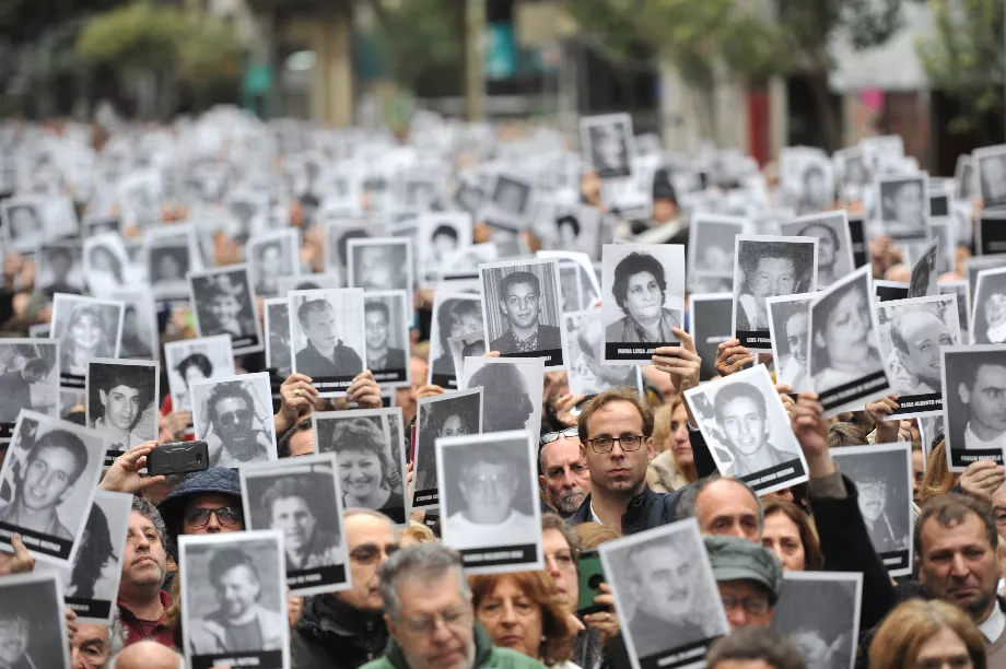Photographie d'archives montrant des personnes participant à un événement commémoratif pour les 25 ans de l'attaque contre la mutuelle juive AMIA en 1994. EFE/Enrique G. Medina